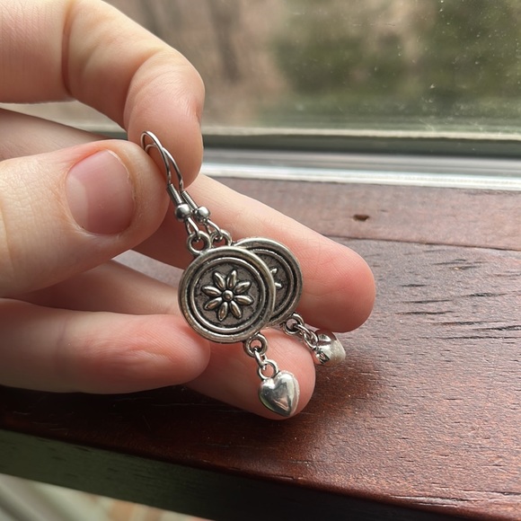 Ornate silver earrings - Picture 4 of 4